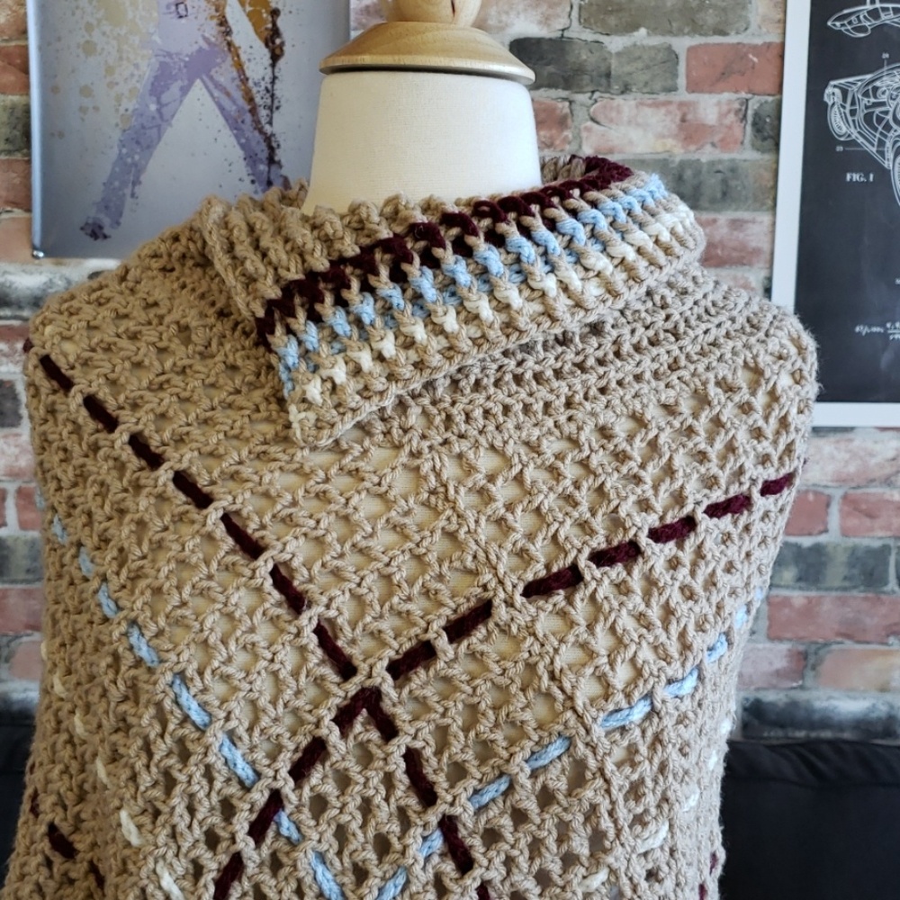 Lady's poncho - Picture 3 of 3